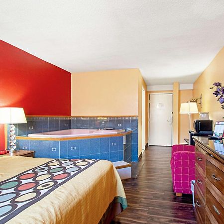 Econo Lodge Utica Dış mekan fotoğraf