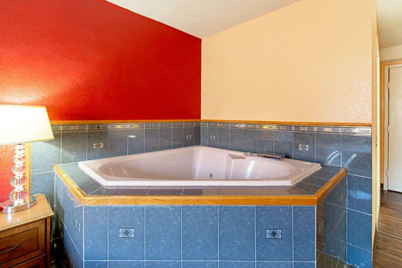 Econo Lodge Utica Dış mekan fotoğraf